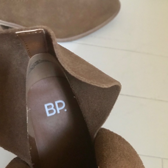 NWOT Suede Booties Size 7 - Picture 3 of 4